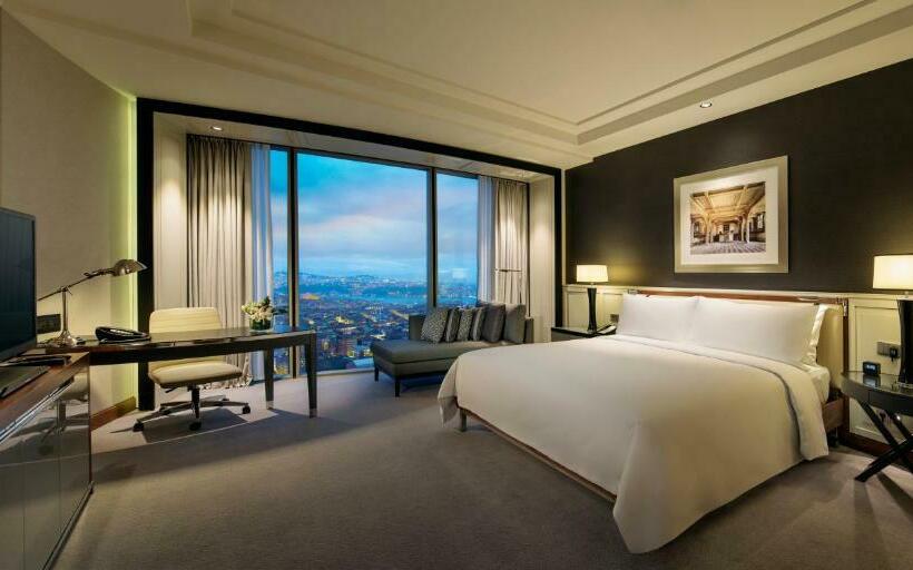 キングサイズベッドのスイートルーム, Hilton Istanbul Bomonti Hotel & Conference Center