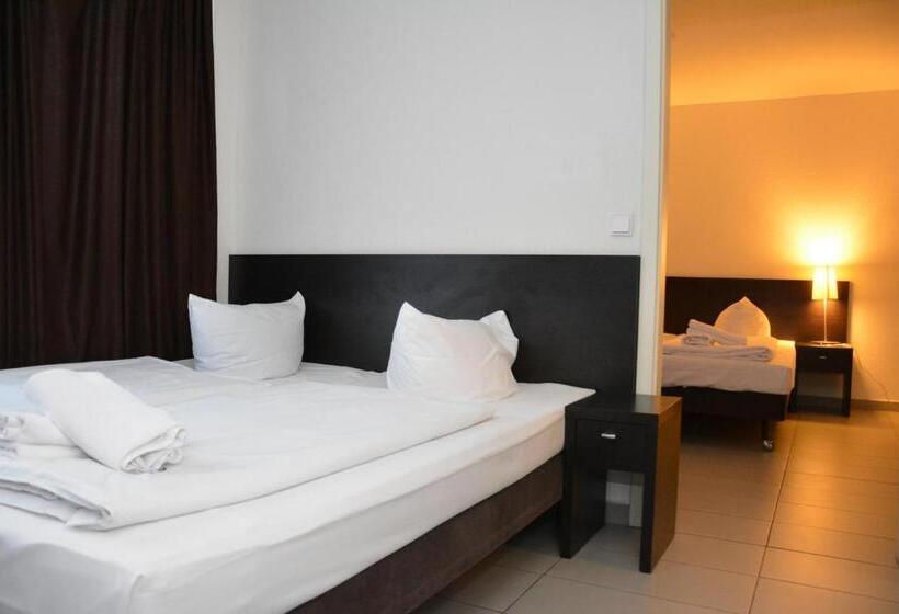 اتاق استاندارد چهار تخته, Mosel Hotel Frankfurt