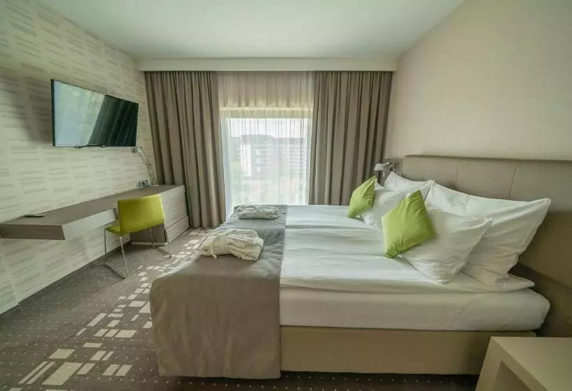 استودیو خانوادگی, Q Hotel Plus Wrocław