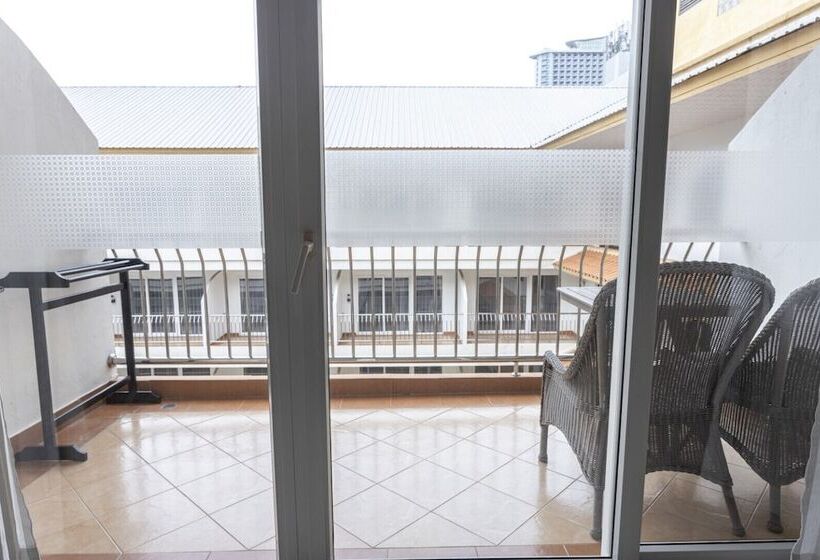 اتاق لوکس با چشم‌انداز استخر, Sabai Sabana