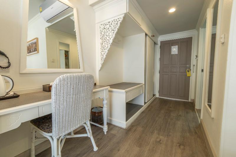 اتاق لوکس با چشم‌انداز استخر, Sabai Sabana