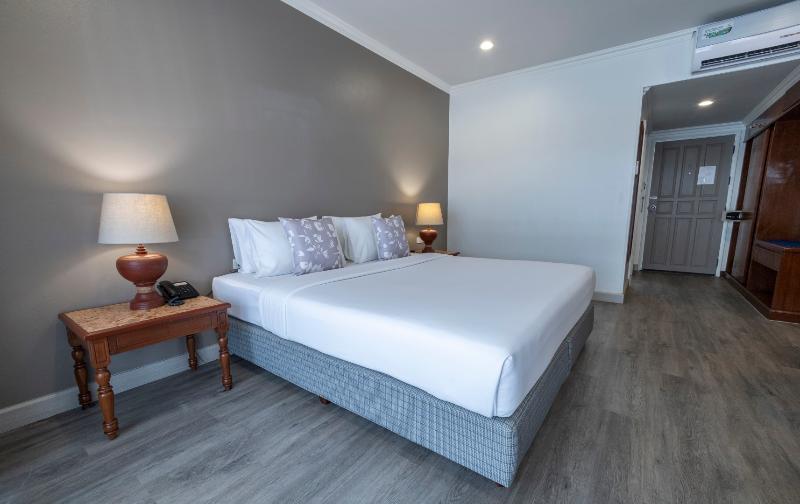 اتاق خانوادگی تودرتو, Sabai Sabana