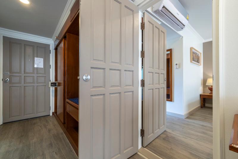 اتاق خانوادگی تودرتو, Sabai Sabana