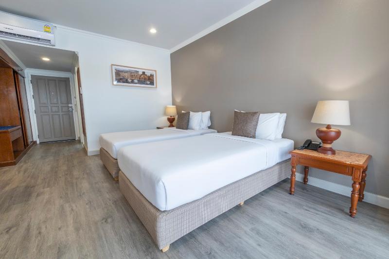 اتاق خانوادگی تودرتو, Sabai Sabana