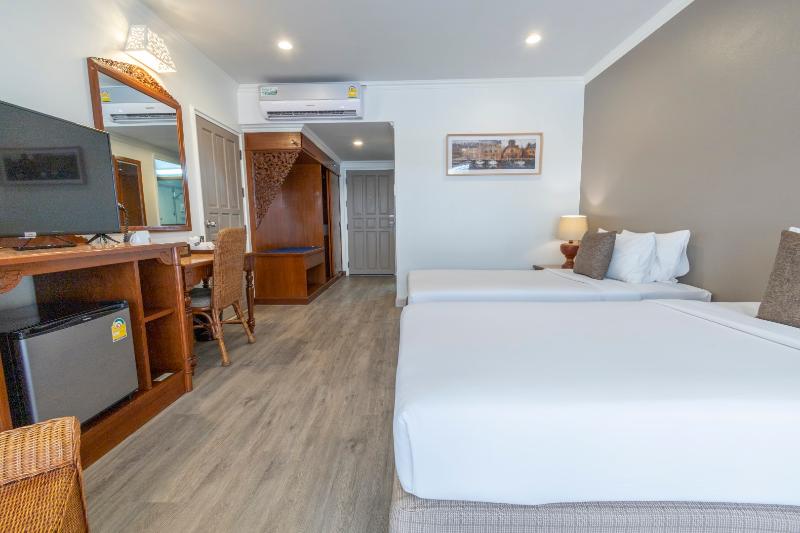 اتاق خانوادگی تودرتو, Sabai Sabana