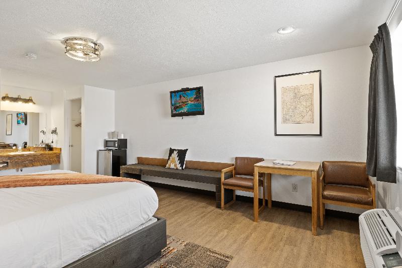 带大床的标准间, Broken Spur Inn & Steakhouse