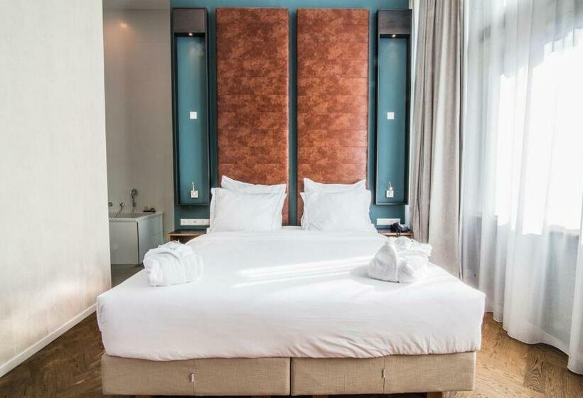 جناح جونيور, De Hallen