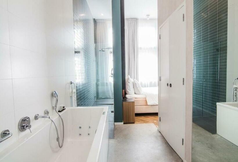 جناح جونيور, De Hallen