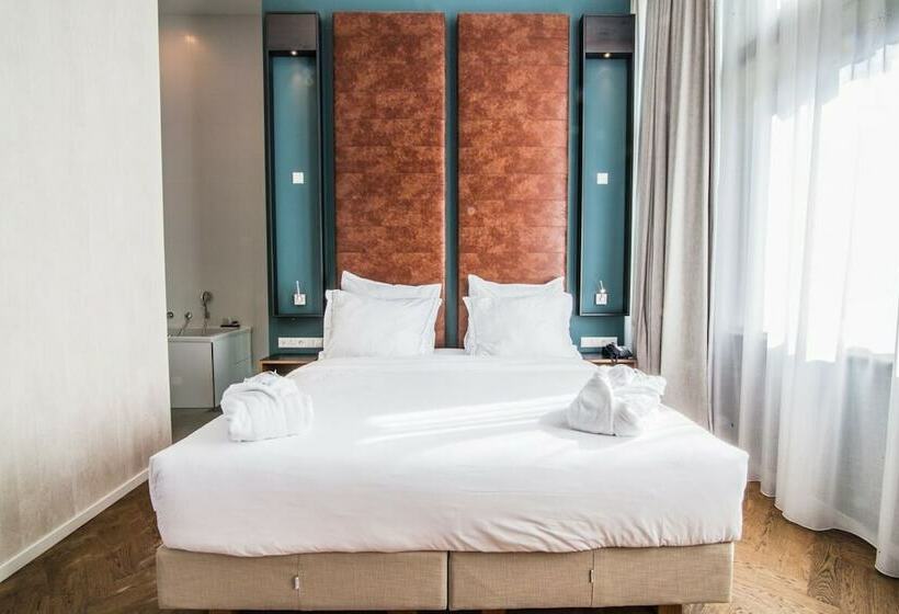 جناح جونيور, De Hallen