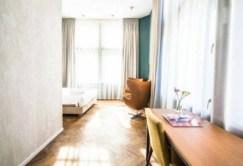 جناح جونيور, De Hallen