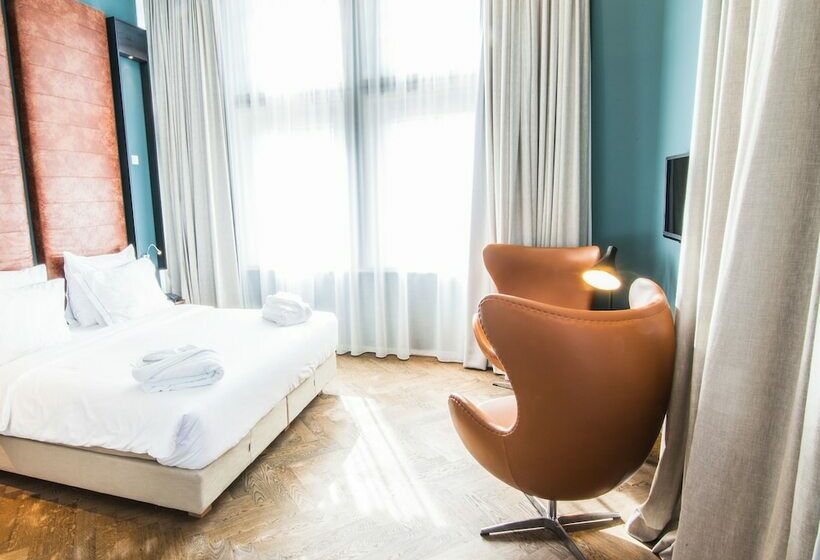 جناح جونيور, De Hallen