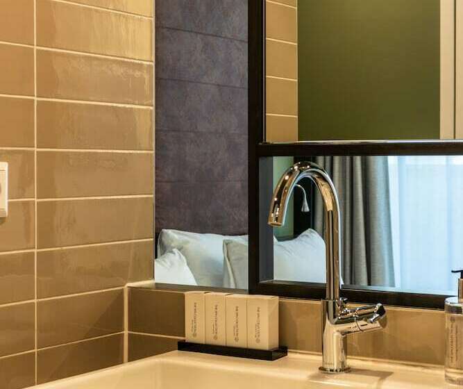 غرفة ديلوكس, De Hallen