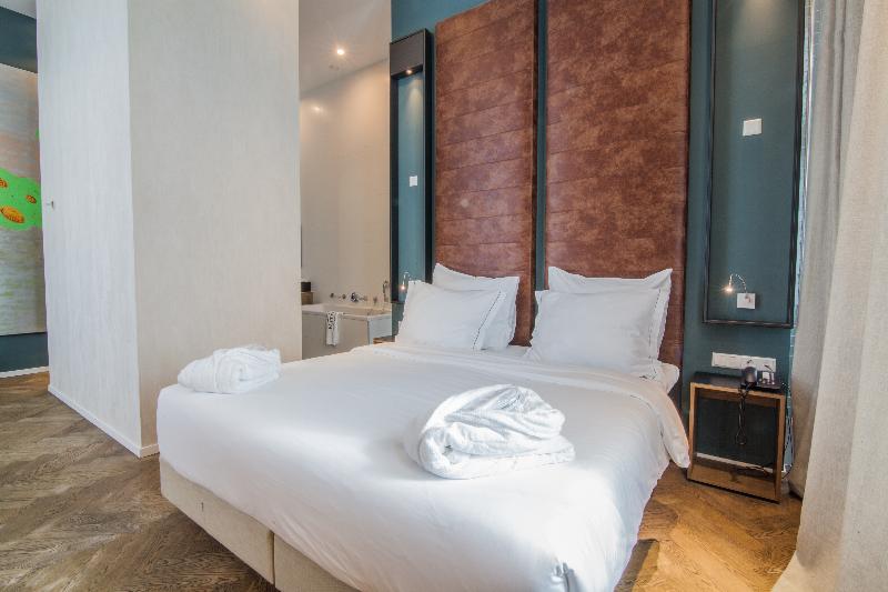 جناح جونيور, De Hallen