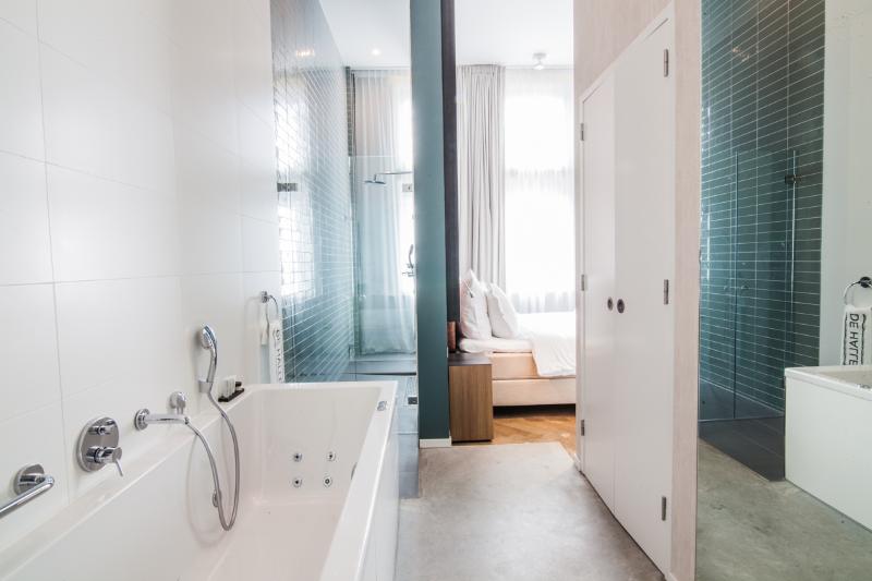 جناح جونيور, De Hallen