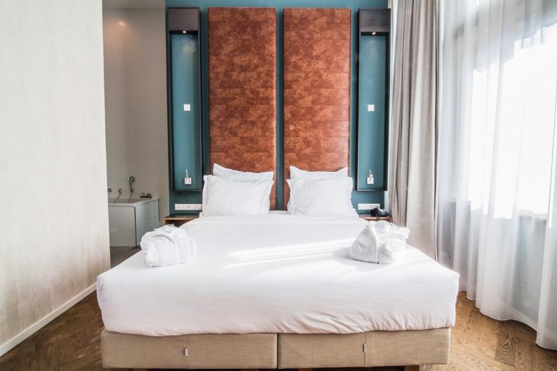 جناح جونيور, De Hallen