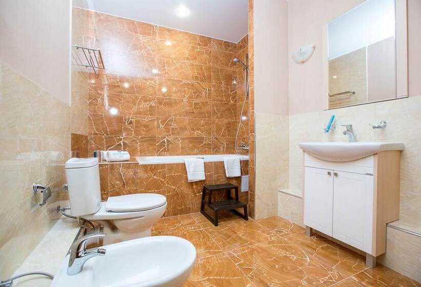 سوییت با چشم‌انداز دریا, Dolphin Resort & Conference Center