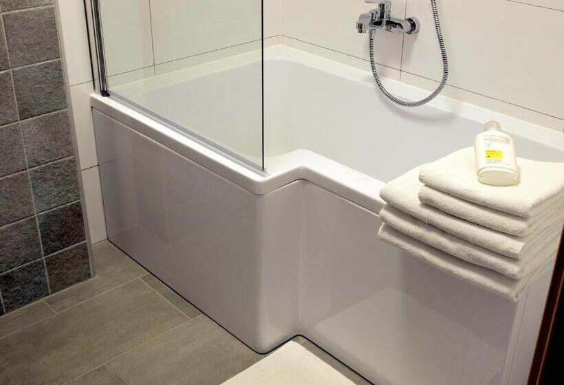 デラックスジュニアスイート, Invite