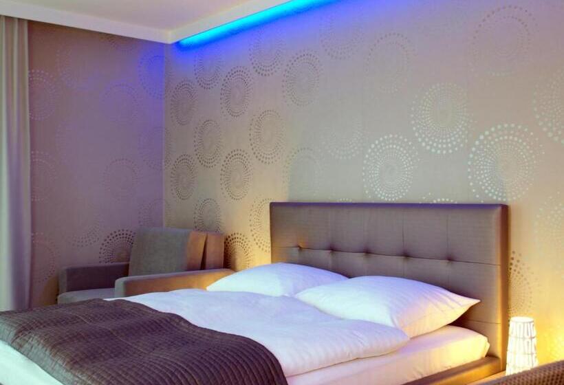 デラックスジュニアスイート, Invite