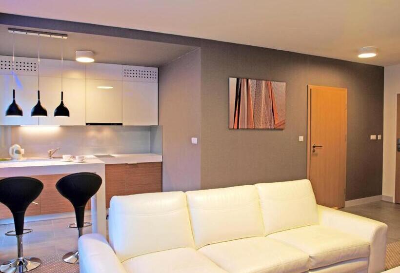 デラックスジュニアスイート, Invite