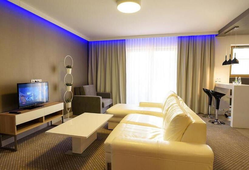 デラックスジュニアスイート, Invite