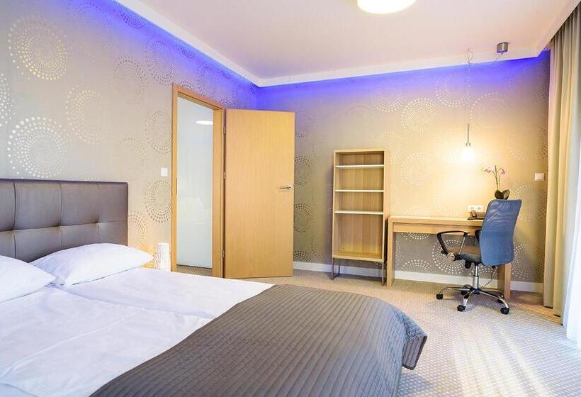 デラックスジュニアスイート, Invite