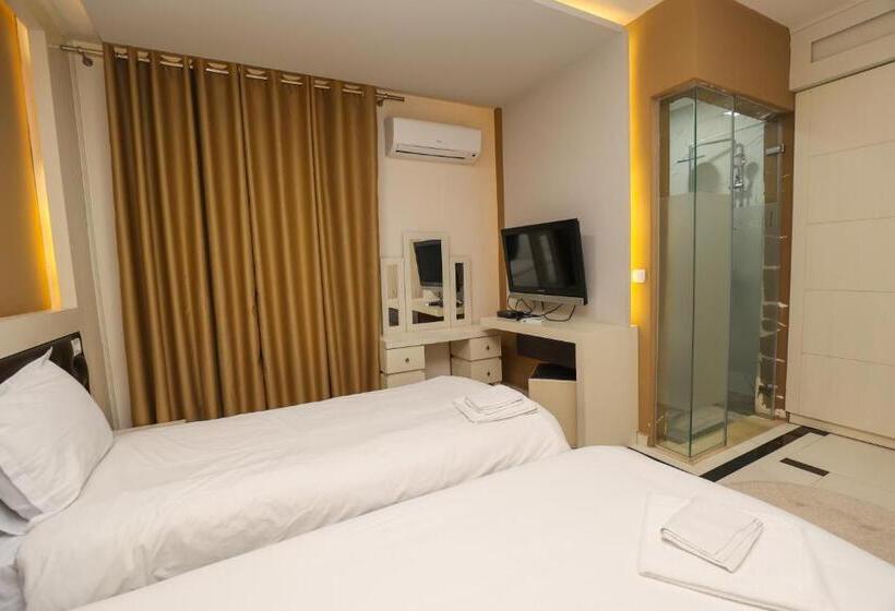 חדר קומפורט לשלושה, Kristal