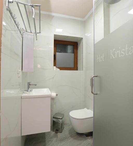 חדר קומפורט לשלושה, Kristal