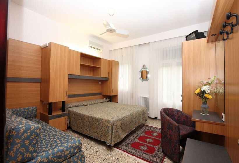 Номер Стандарт Трехместный, Valdor