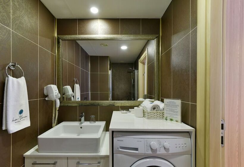 اتاق استاندارد, La Flora House