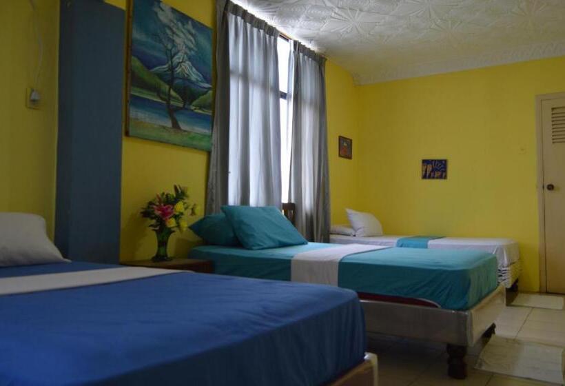 اتاق خانوادگی, Hostal El Naufrago 2