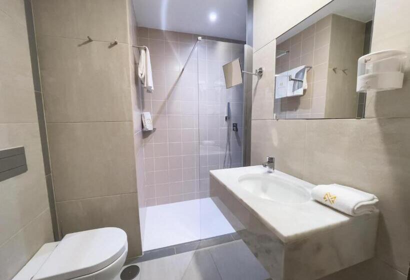 Deluxe Room, Happy Day