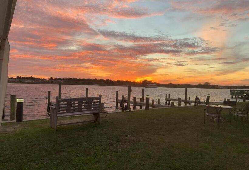 חדר דלוקס, Waterway Inn