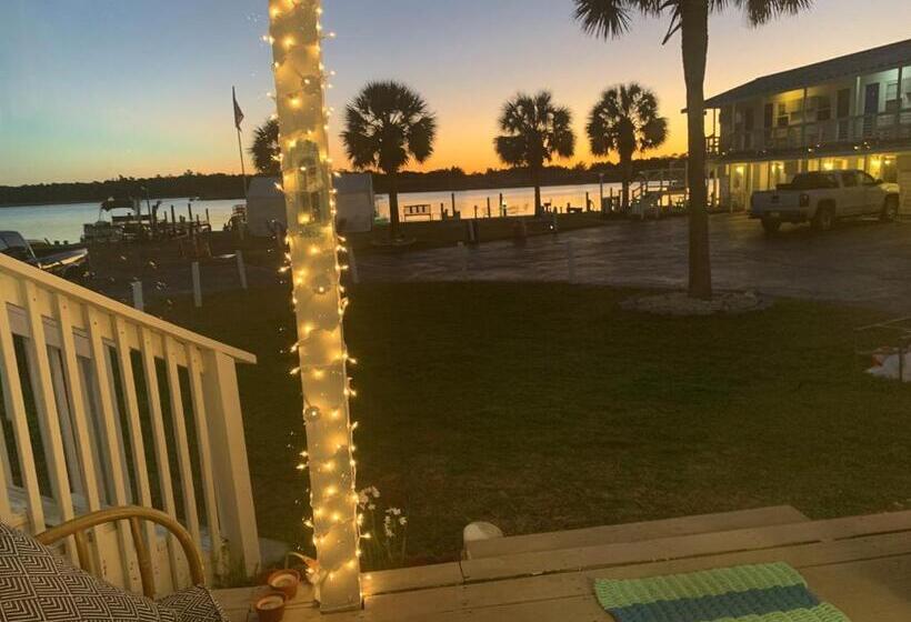 חדר דלוקס, Waterway Inn