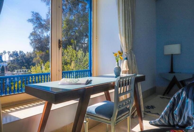 اتاق لوکس با تخت بزرگ, La Demeure