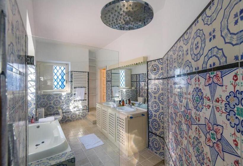 اتاق لوکس با تخت بزرگ, La Demeure