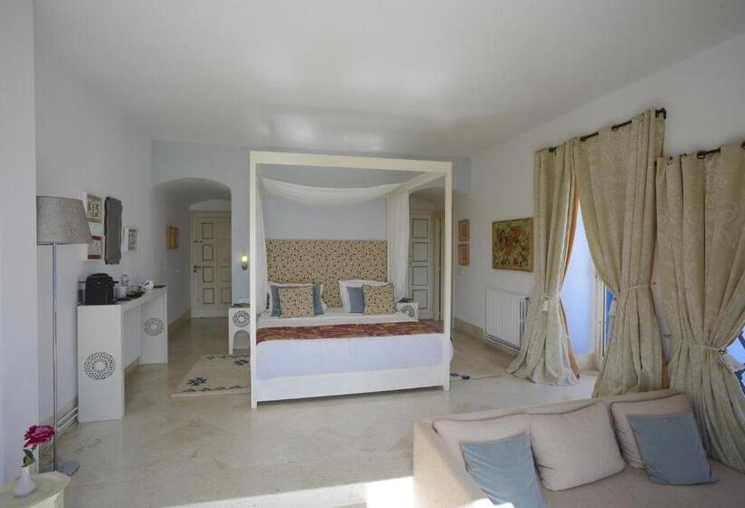 اتاق لوکس با چشمانداز دریا, La Demeure