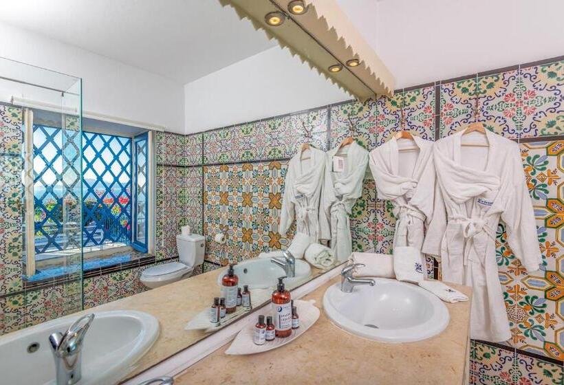 اتاق لوکس با چشمانداز دریا, La Demeure