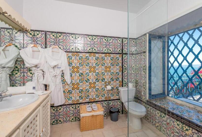 اتاق لوکس با چشمانداز دریا, La Demeure