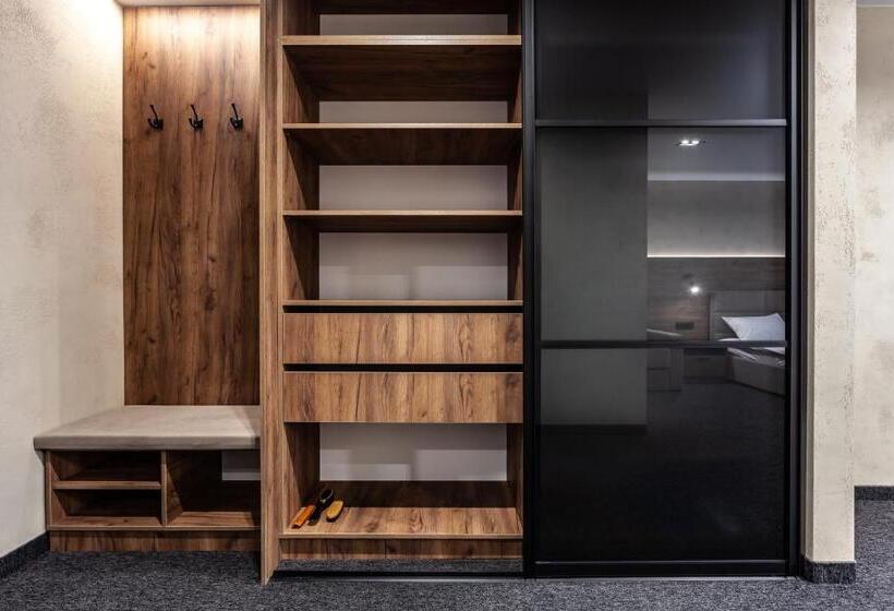 Люкс с Балконом, Girskidelux