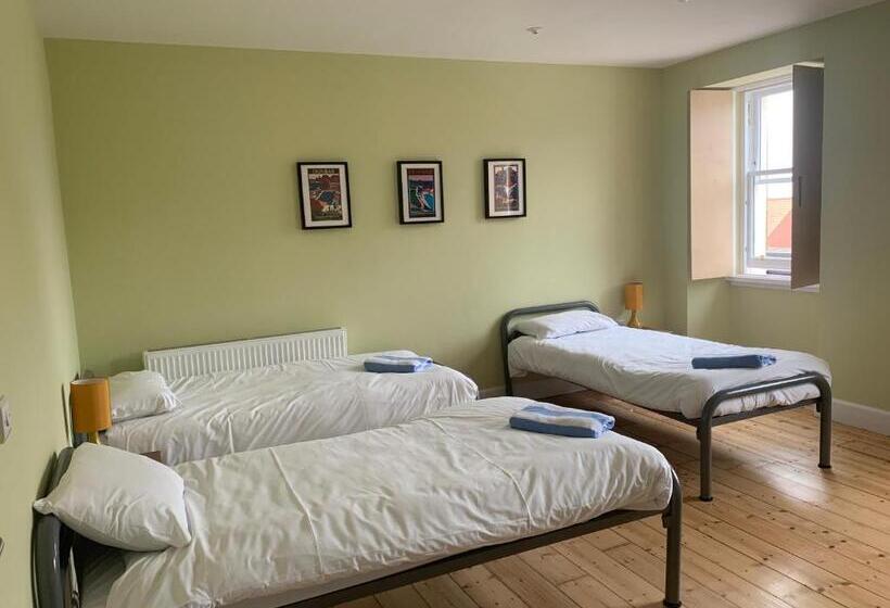 غرفة قياسية ثلاثية, The Dolphin Inn Hostel