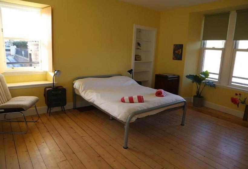 غرفة عائلية, The Dolphin Inn Hostel