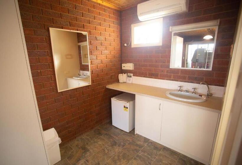 スタンダードトリプルルーム, Foundry Palms Motel