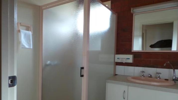 ファミリールーム, Foundry Palms Motel