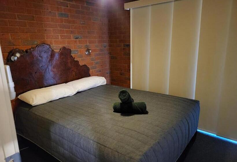 패밀리 룸, Foundry Palms Motel