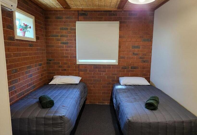 ファミリールーム, Foundry Palms Motel