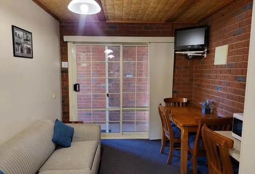ファミリールーム, Foundry Palms Motel