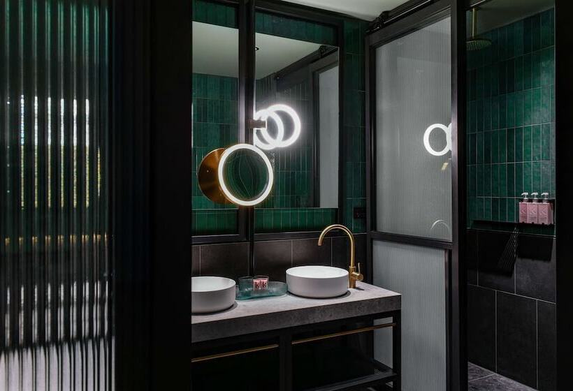 豪华房间, Qt Newcastle