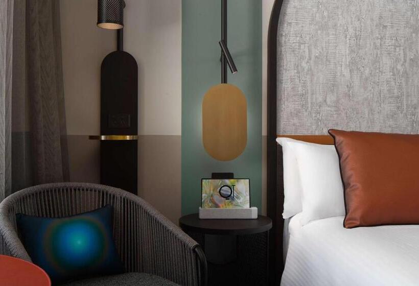 标准间, Qt Newcastle