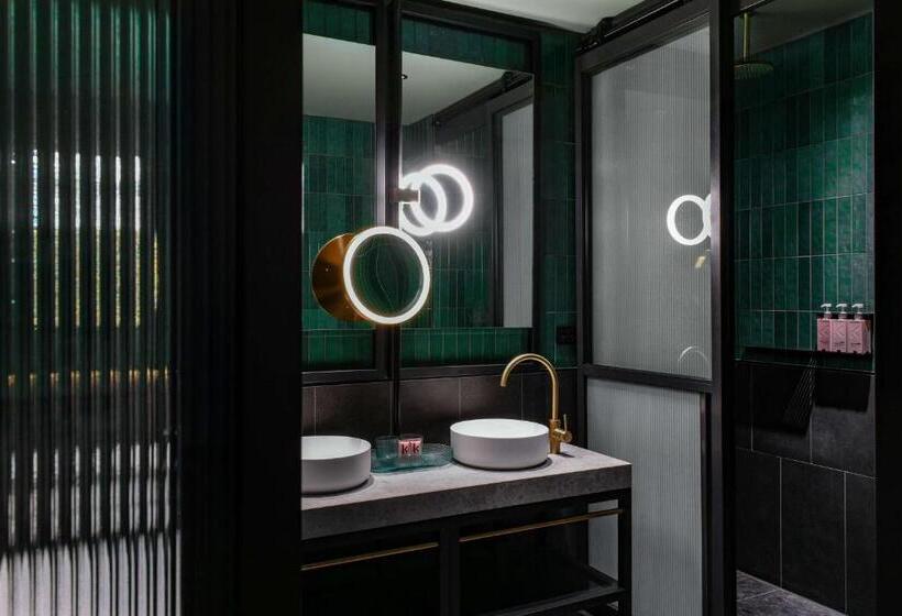 豪华房间, Qt Newcastle