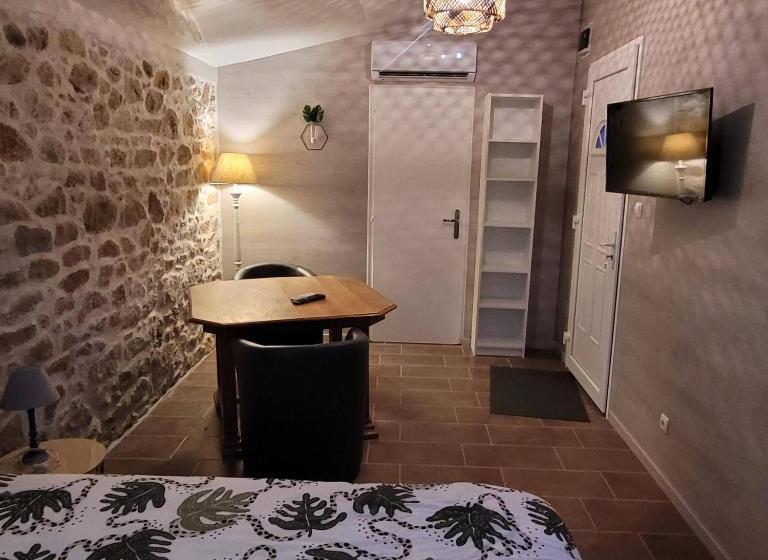 غرفة قياسية مطلّة علي الحديقة, La Genotière